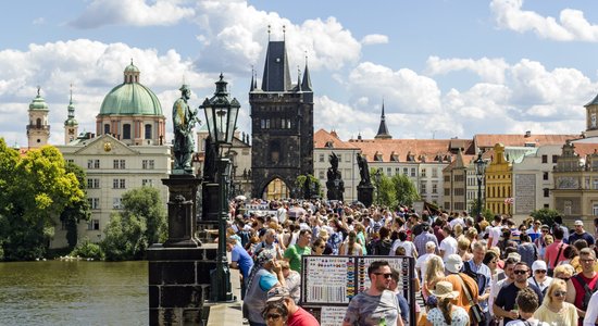 Ceļotāji nokaitinājuši arī čehus – izskata jaunus noteikumus, lai cīnītos pret virstūrismu