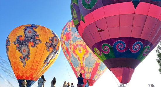 AB Dambī ieskandina gaisa balonu gaidīšanas svētkus Rīgas debesīs