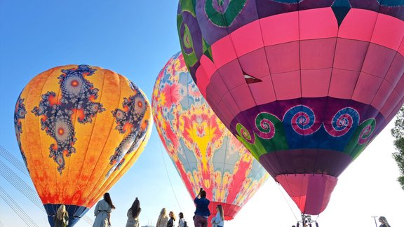 AB Dambī ieskandina gaisa balonu gaidīšanas svētkus Rīgas debesīs