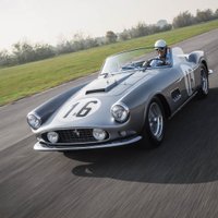 Pirms 60 gadiem Lemānā startējis 'Ferrari' pārdots par 18 miljoniem dolāru
