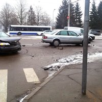 ФОТО: Утренняя авария в Кенгарагсе - столкнулись два автомобиля