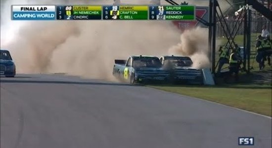 ВИДЕО: Гонка NASCAR завершилась драматичным финишем и дракой пилотов