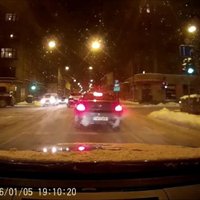 Video: Trīs avārijas sniegotajās Rīgas ielās
