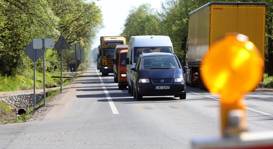 Daudzviet notiek valsts autoceļu būvdarbi; min posmus, kur ir nozīmīgākie satiksmes ierobežojumi