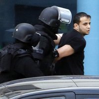 Foto: Parīzes ķīlnieku sagrābējs pats padodas policijai; esot 'salauzta sirds'
