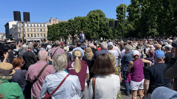 Video: Pie Brīvības pieminekļa ļaudis protestē pret vēlēšanu rezultātiem