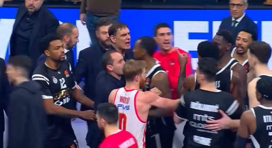 Ķīviņi Eirolīgā: Pirejas "Olympiacos" treneris saplūcas ar pretiniekiem, fans iznāk pagrūstīties