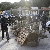 Francijas policija izklīdina protestētājus nozīmīgā degvielas noliktavā