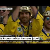 Video: Stokholmā tūkstošiem fanu sveic pasaules čempioni hokejā Zviedriju