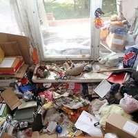 Foto: 'Kaimiņus neizvēlas' - četru istabu dzīvoklis Kauņā pilns ar atkritumiem