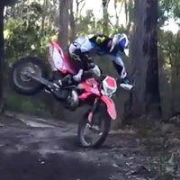 Video: Motociklists virtuozi 'savācas' pēc aizķeršanās aiz koka saknes