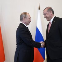 Erdogans Sanktpēterburgā nodēvē Putinu par 'savu dārgo draugu'