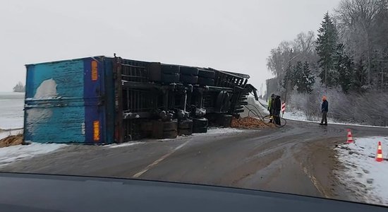 Video: Šķeldas vedēja avārija pie Tukuma apļa