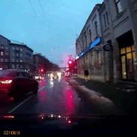 Video: BMW steidz krustojumā pie sarkanās gaismas