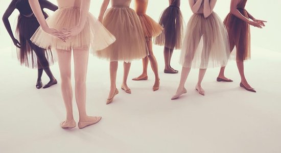 ФОТО: На "лабутенах" цвета nude без каблуков можно вообще без штанов