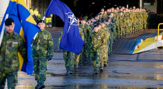 Foto: Latvijā ierodas Zviedrijas karavīri