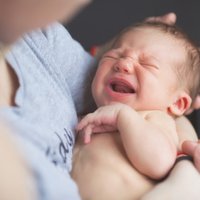 Sāpīte vēderā: kā palīdzēt mazulim, kas cieš no kolikām