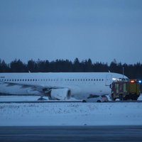 Video: Nosēžoties Tallinas lidostā, 'Airbus' lidmašīna salauž šasiju