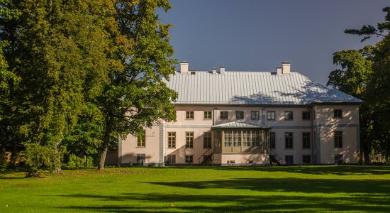 Vilces muiža, ko ieskauj viens no ainaviski skaistākajiem dabas parkiem