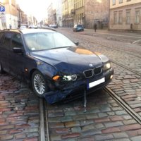ФОТО: Авария в центре Риги - водитель BMW не был виноват