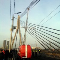 Очередной хулиган штурмовал Вантовый мост: полиция перекрывала движение