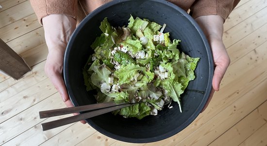 Zaļie Guntas salāti ar gardo cidoniju mērci