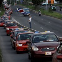 Foto: Kostarikā tūkstošiem taksometru šoferu protestē pret 'Uber'