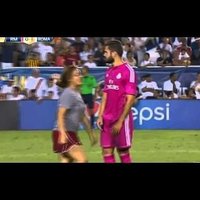 Video: Fani 'iekaro' futbola laukumu Madrides 'Real' un 'AS Roma' pārbaudes mačā