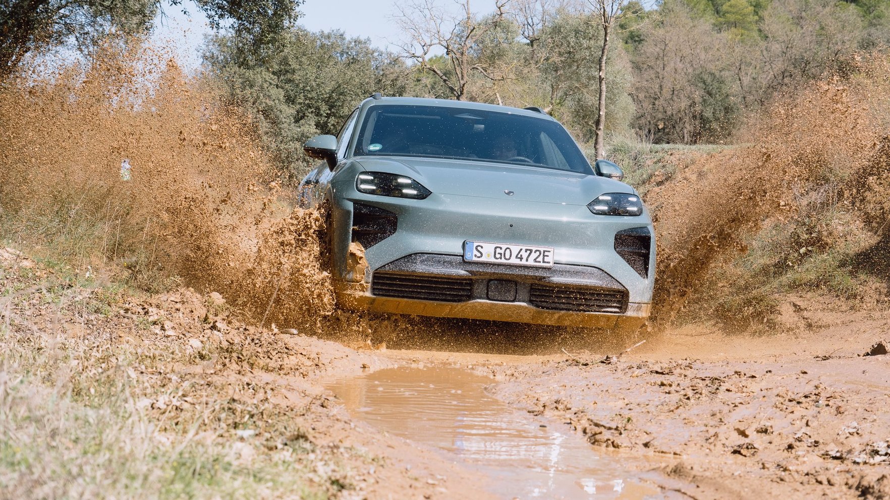 Kalnos pa dubļiem – pirmie iespaidi par jauno "Porsche Cayenne Electric"