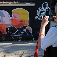 Viļņā tapis grafiti ar Putina un Trampa skūpstu