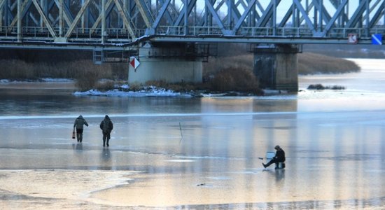 Foto: Aculiecinieks Jelgavā fiksējis zemledus makšķerniekus