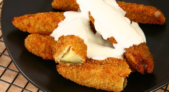 Skābēti gurķi kraukšķīgā panko mētelītī