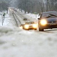 Ceļus tīra 170 ziemas tehnikas vienības; autovadītājus aicina nesteigties ar apdzīšanu