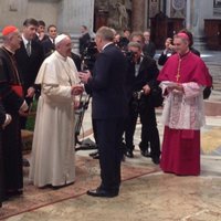 Prezidents Bērziņš pāvestam Franciskam uzdāvina sudraba trauku - olu turētāju