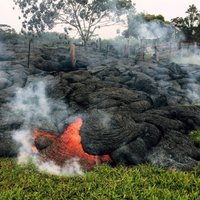 Foto: Lavas straume Havaju salās aprij kapus un tuvojas ciemam