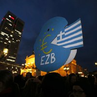 Grieķija atmaksā 750 miljonu eiro parāda maksājumu; brīdina par jaunu krīzi