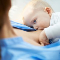 Barojot bērnu ar krūti jāēd vairāk? Kā uzturs ietekmē jaunās māmiņas pienu