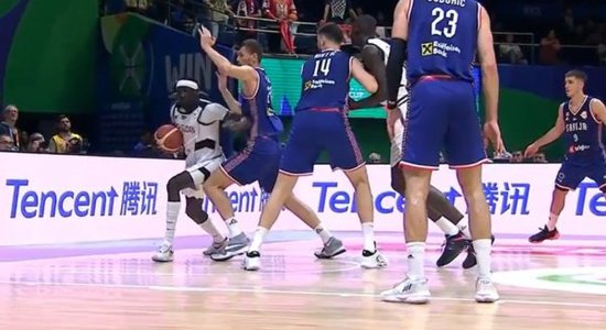 Soli no traģēdijas: Serbijas basketbolistam Simaničam steidzami Manilā veic operāciju