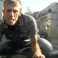 Video: Autovadītāju Krievijā nobiedē uz motora pārsega uzlēcis narkomāns
