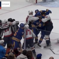 Video: 'Sabres' un 'Capitals' hokejisti pēc cīņas beigām karstgalvīgi izvicina dūres