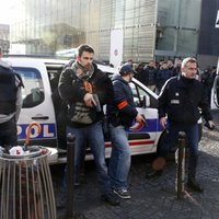 Policijas iecirknī Parīzē nošauj uzbrucēju ar nazi