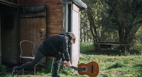 Noskaties! Reinis Jaunais dauza ģitāras, vēršot uzmanību uz krīzi radošajās industrijās