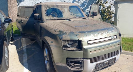 Foto: Par pazemes autostāvvietā plūdos noslīkušu "Land Rover" izmaksās 83 000 eiro