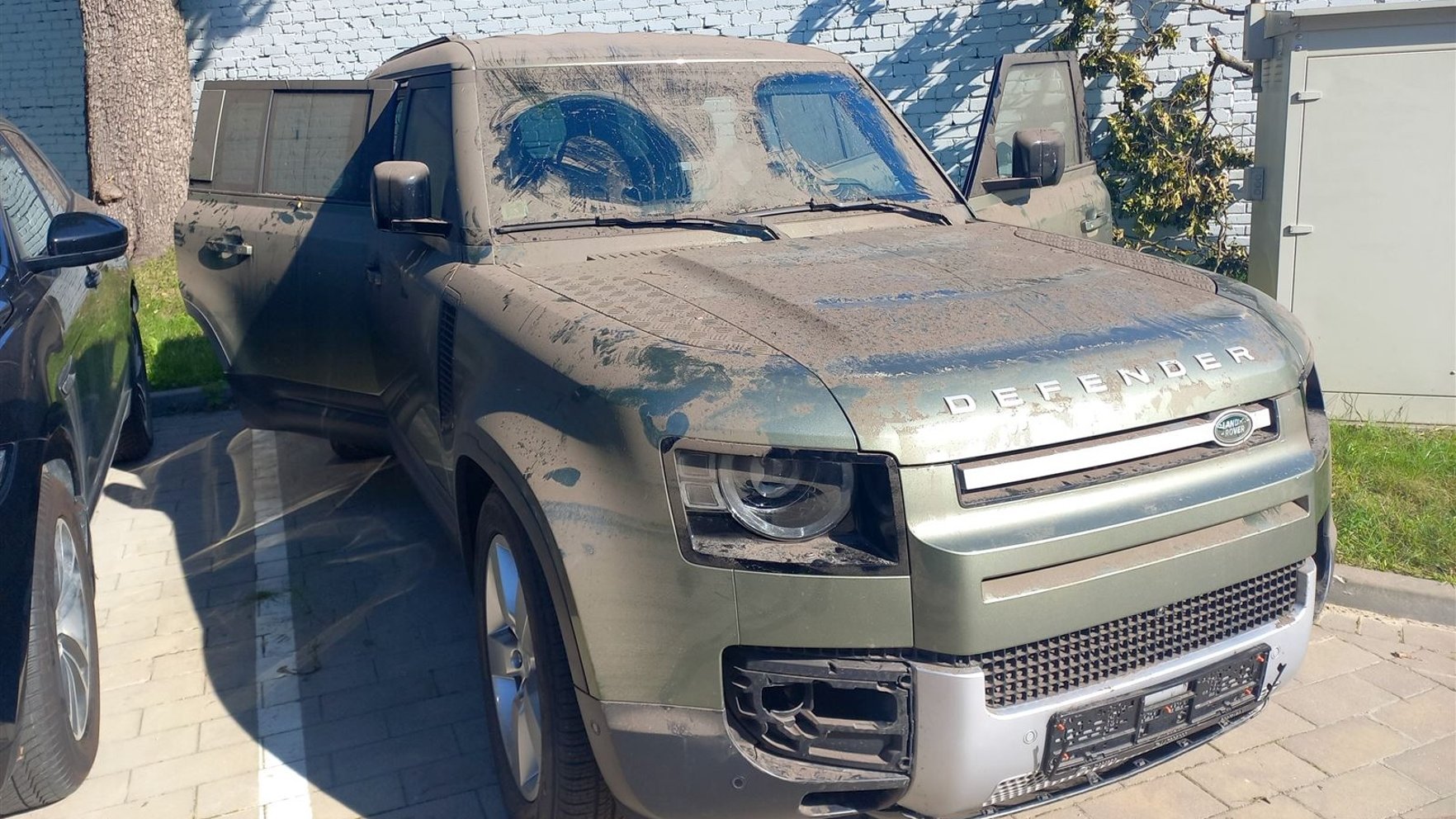 Foto: Par pazemes autostāvvietā plūdos noslīkušu "Land Rover" izmaksās 83 000 eiro