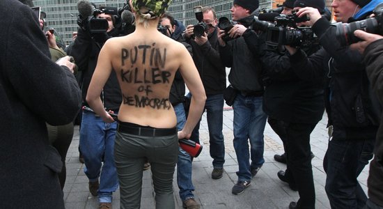 Femen устроили акцию против Путина и за "Евромайдан"