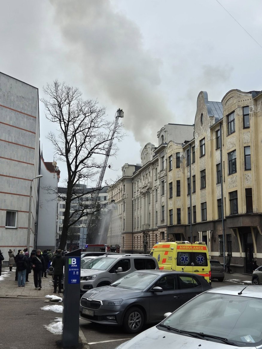 ФОТО, ВИДЕО. Более 30 спасателей тушили пожар в пятиэтажном доме в центре Риги