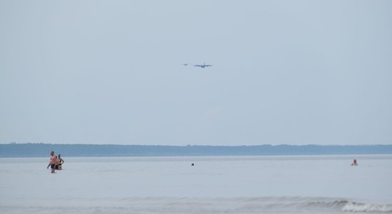 Foto: Par godu Līgo svinībām skatītājus priecē NBS gaisa spēku lidaparāti