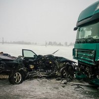 Autoavārijā uz Bauskas šosejas dzīvību zaudē divi cilvēki; viens cietis