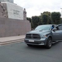 ВИДЕО: Турист припарковал машину с прицепом у подножия памятника Свободы