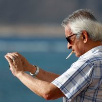 Cīņā ar koronavīrusu divi Spānijas apgabali aizliedz smēķēšanu